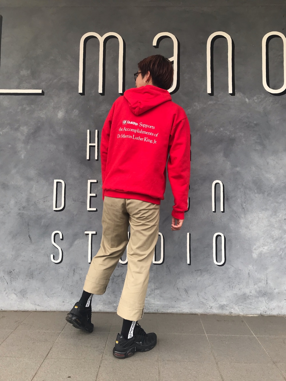 「Dickiesのアイテム（チノパンツ、ベージュ系）」を使った、Lmanoさん（メンズ・170cm）の春コーディネートの1枚目の写真