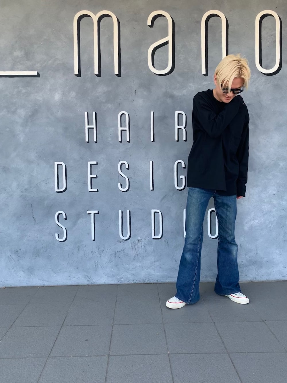 「春、カジュアルコーデ、ラクチンコーデ、おしゃれさんと繋がりたい、スニーカー、デニム」｜「LABRATのアイテム（Tシャツ/カットソー、ブラック系）」を使った、Lmanoさん（メンズ・166cm）の春コーディネートの1枚目の写真