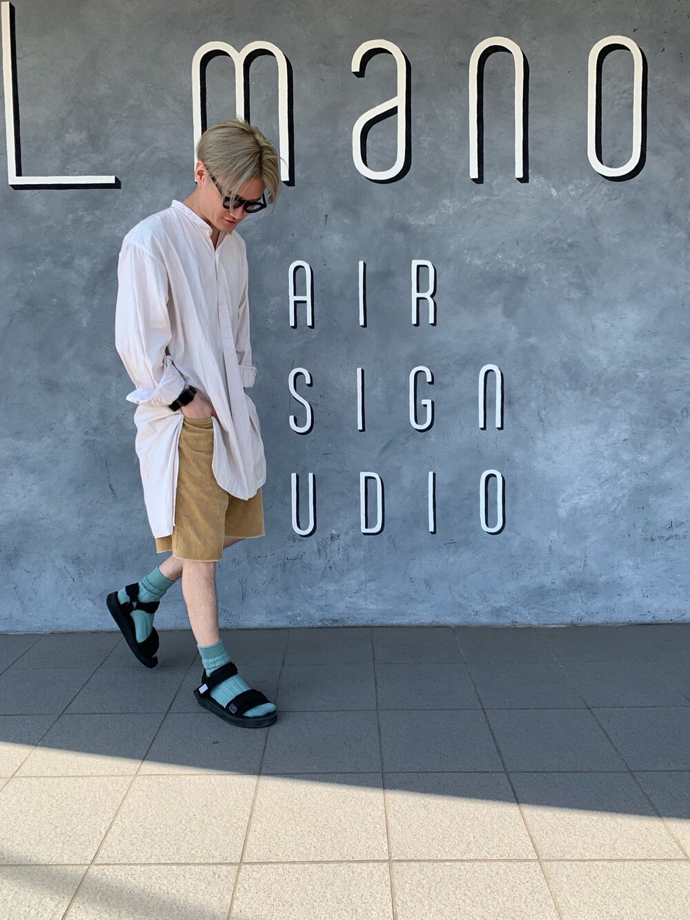 「シンプルコーデ、カジュアル、おしゃれさんと繋がりたい、ラフ」｜「AURALEEのアイテム（その他パンツ、ベージュ系）」を使った、Lmanoさん（メンズ・165cm）の夏コーディネートの1枚目の写真