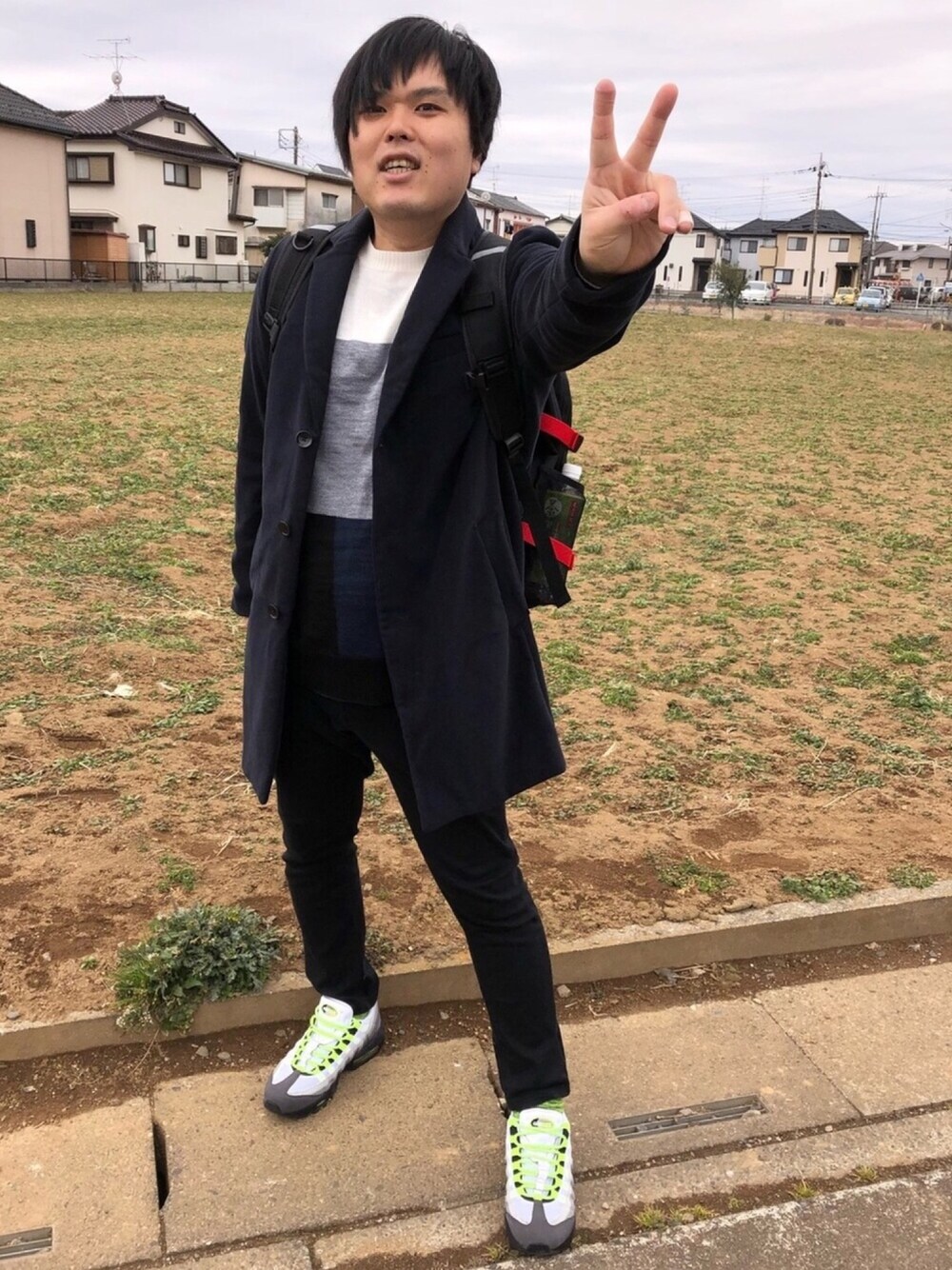 「お気に入りの服でデートに行こう、冬コーデ、チェスターコート、ニット、スキニーデニム、NIKE、エアマックス、バックパック、FILA」｜「Right-onの【PLUS ONE】ストレッチチェスターコート（チェスターコート、ブルー系）」を使った、ぼくたくさん（メンズ・172cm）の冬コーディネートの1枚目の写真
