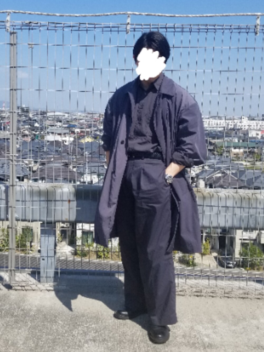 グレー系のステンカラーコートを着用したメンズの春コーディネートの1枚目の写真