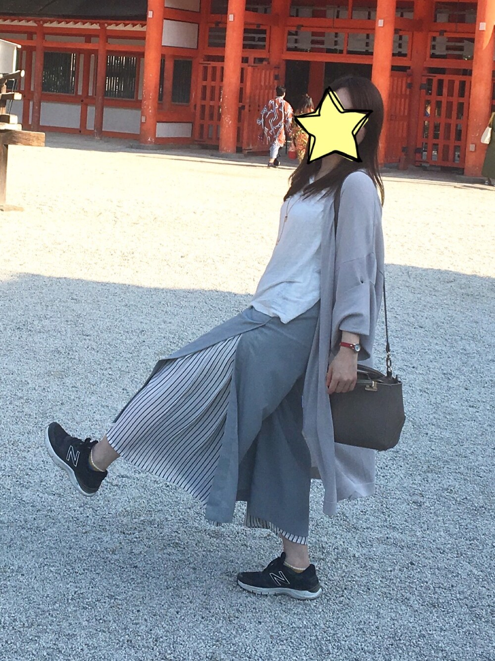 「下鴨神社、ストライプ」｜「OSMOSISのサイドストライププリーツパンツ（その他パンツ、グレー系）」を使った、千日紅さん（レディース・156cm）の春コーディネートの1枚目の写真