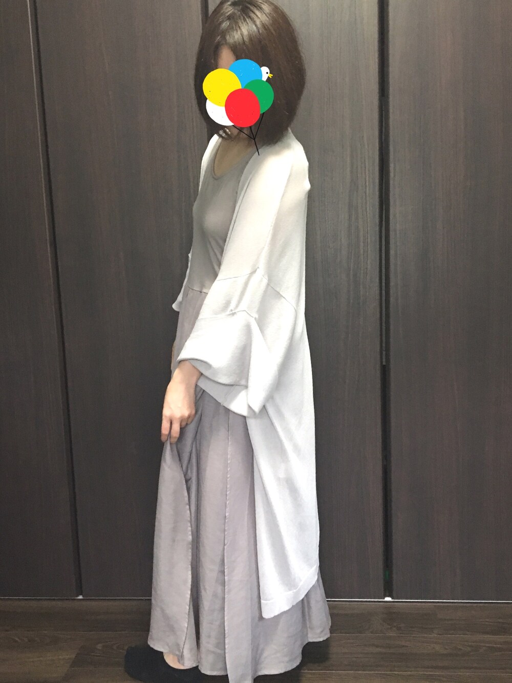 「ゆるコーデ、休日コーデ、シンプルコーデ、ロングワンピース、着やせコーデ、スーパーへお買い物、残暑、日焼け対策、ぽっちゃり」｜「OSMOSISのビッグスリーブニットカーディガン（カーディガン/ボレロ、グレー系）」を使った、千日紅さん（レディース・156cm）の秋コーディネートの1枚目の写真