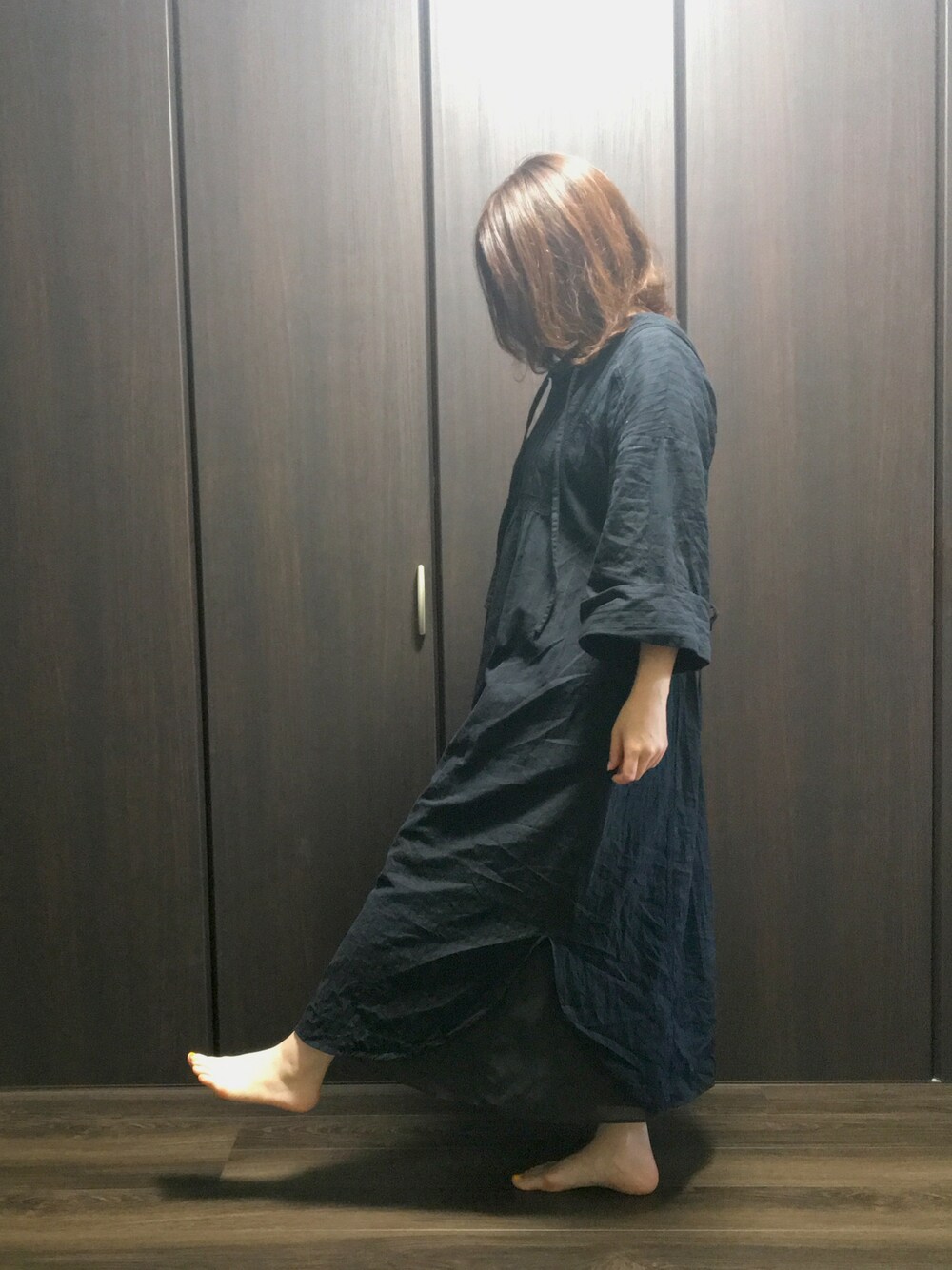 「大人カジュアル、ラクチンコーデ、今日のコーデ、黒、ぽっちゃりコーデ、低身長、ビッグシルエット、ラフ」｜「LHELBIEの3WAYサイドスリットスラブストライプワンピース（ワンピース、ブラック系）」を使った、千日紅さん（レディース・157cm）の秋コーディネートの1枚目の写真