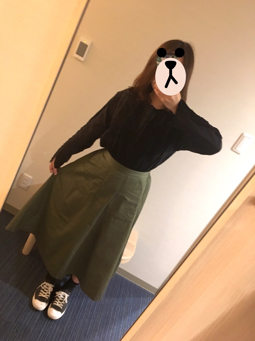 「秋のコーデ、きれいめカジュアル、オトナ女子、スニーカー、フレアスカート、低身長、今日のコーデ、倉敷、ぽっちゃり」｜「haupiaのhaupia フリルレース綿シルクシャツ（シャツ/ブラウス、ブラック系）」を使った、千日紅さん（レディース・156cm）の秋コーディネートの1枚目の写真