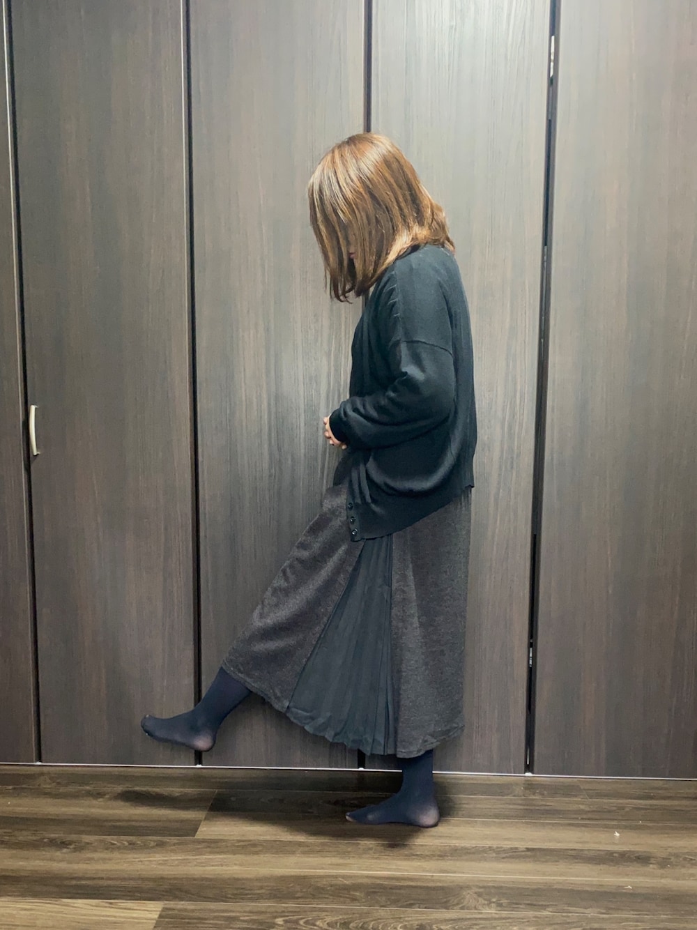 「ぽっちゃり、休日スタイル、シンプル、ゆるコーデ、低身長、ブラック、モノトーン」｜「titivateのﾆｯﾄｿｰ異素材ｻｲﾄﾞﾌﾟﾘｰﾂﾜﾝﾋﾟｰｽ（ワンピース、グレー系）」を使った、千日紅さん（レディース・156cm）の冬コーディネートの1枚目の写真
