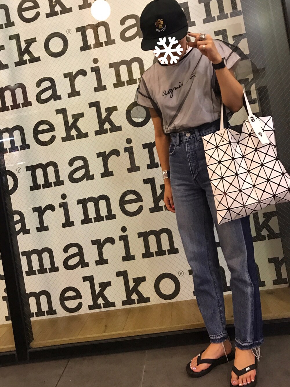 ブラック系のTシャツ/カットソー、ホワイト系のTシャツ/カットソー、ブルー系のデニムパンツを着用したレディースの夏コーディネートの1枚目の写真