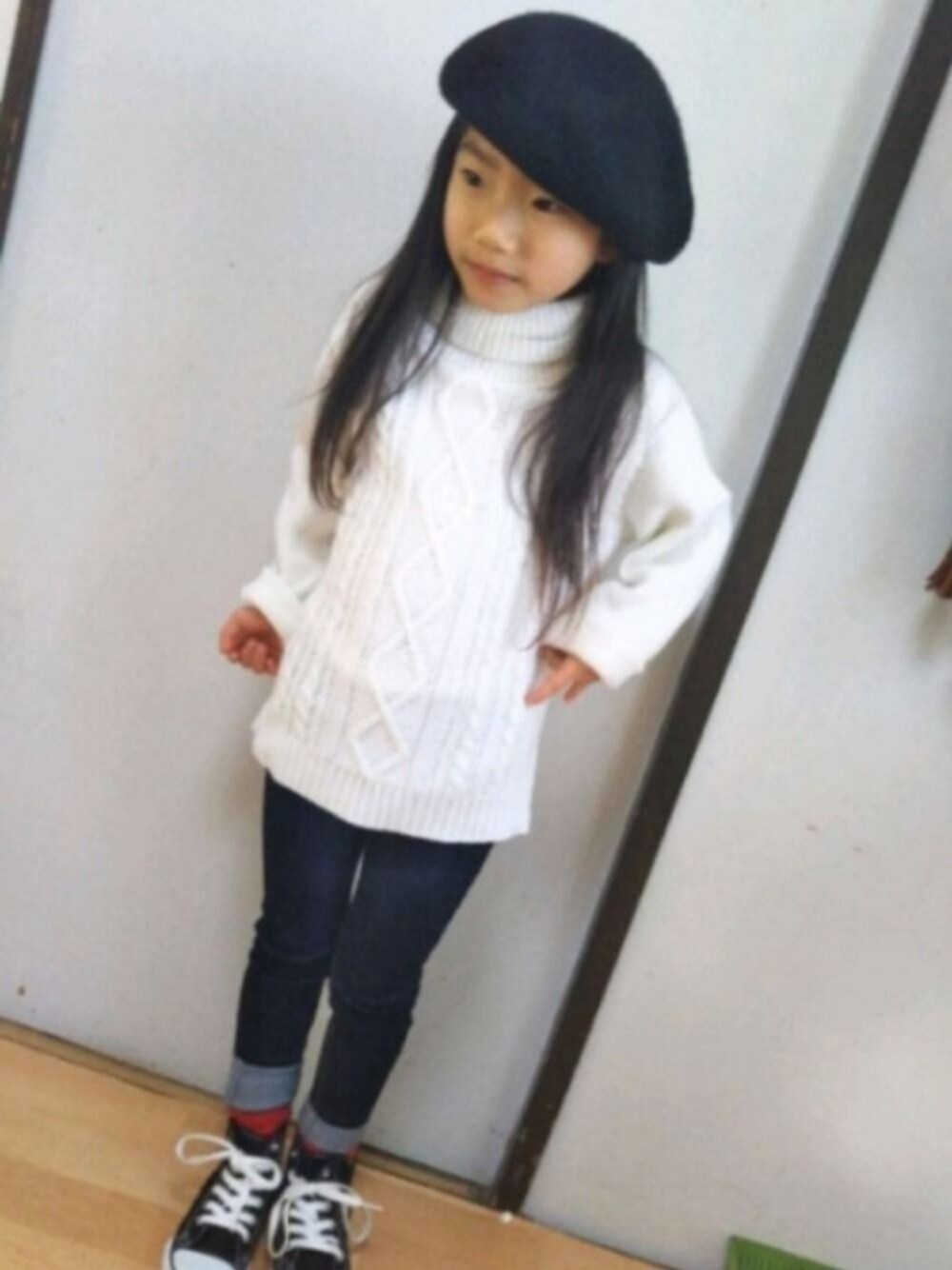「女の子、プチプラ、ハイカットスニーカー、ベレー帽、ニット、スキニーデニム」｜「西松屋のアイテム（ニット/セーター、ホワイト系）」を使った、☆aira&ko-na☆さん（キッズ・120cm）の冬コーディネートの1枚目の写真
