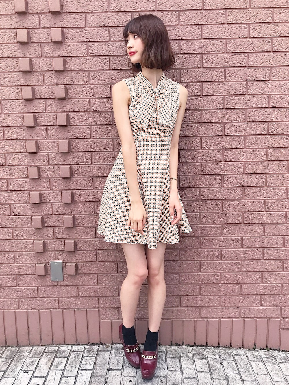 「夏コーデ、秋コーデ、ワンピース、レトロ、ボウタイ、ローファー、ootd、titty&Co.」｜「TITTY&CO.のレトロ柄ボウタイワンピース（ワンピース、イエロー系）」を使った、makoさん（レディース・168cm）の夏コーディネートの1枚目の写真