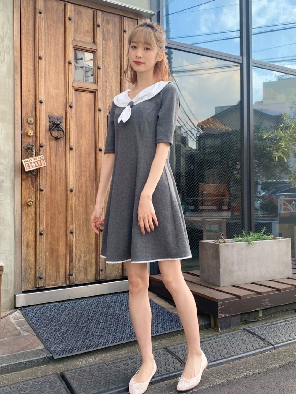 「オトナ女子、キレイめ、マリン、フェミニン、デート、ワンピース、titty&Co.」｜「TITTY&CO.のセーラーカラーAラインワンピース（ワンピース、グレー系）」を使った、makoさん（レディース・168cm）の春コーディネートの1枚目の写真