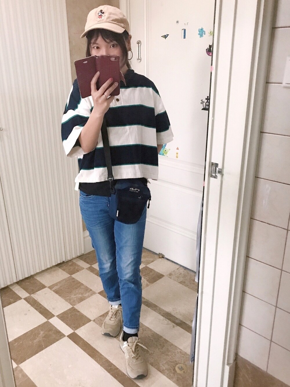 ホワイト系のトップス、ブラック系のタンクトップ、ブルー系のデニムパンツを着用したレディースの春コーディネートの1枚目の写真