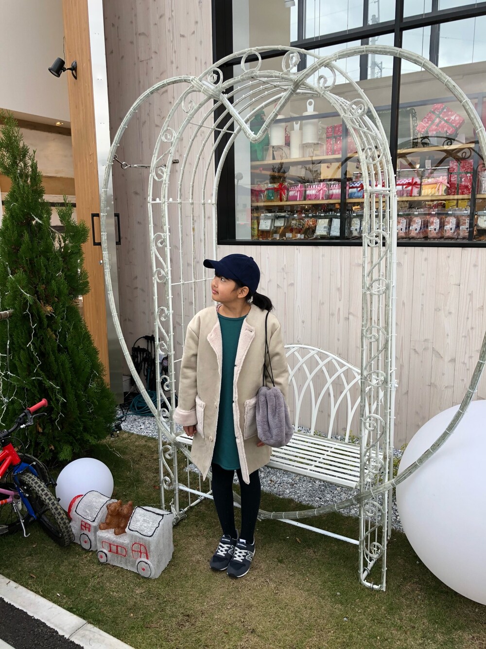「B:MING by BEAMSのビーミング by ビームス / ノーカラー ムートンコート 18AW-R（ムートンコート、ベージュ系）」を使った、ゆきゆいさん（レディース・140cm）の冬コーディネートの1枚目の写真