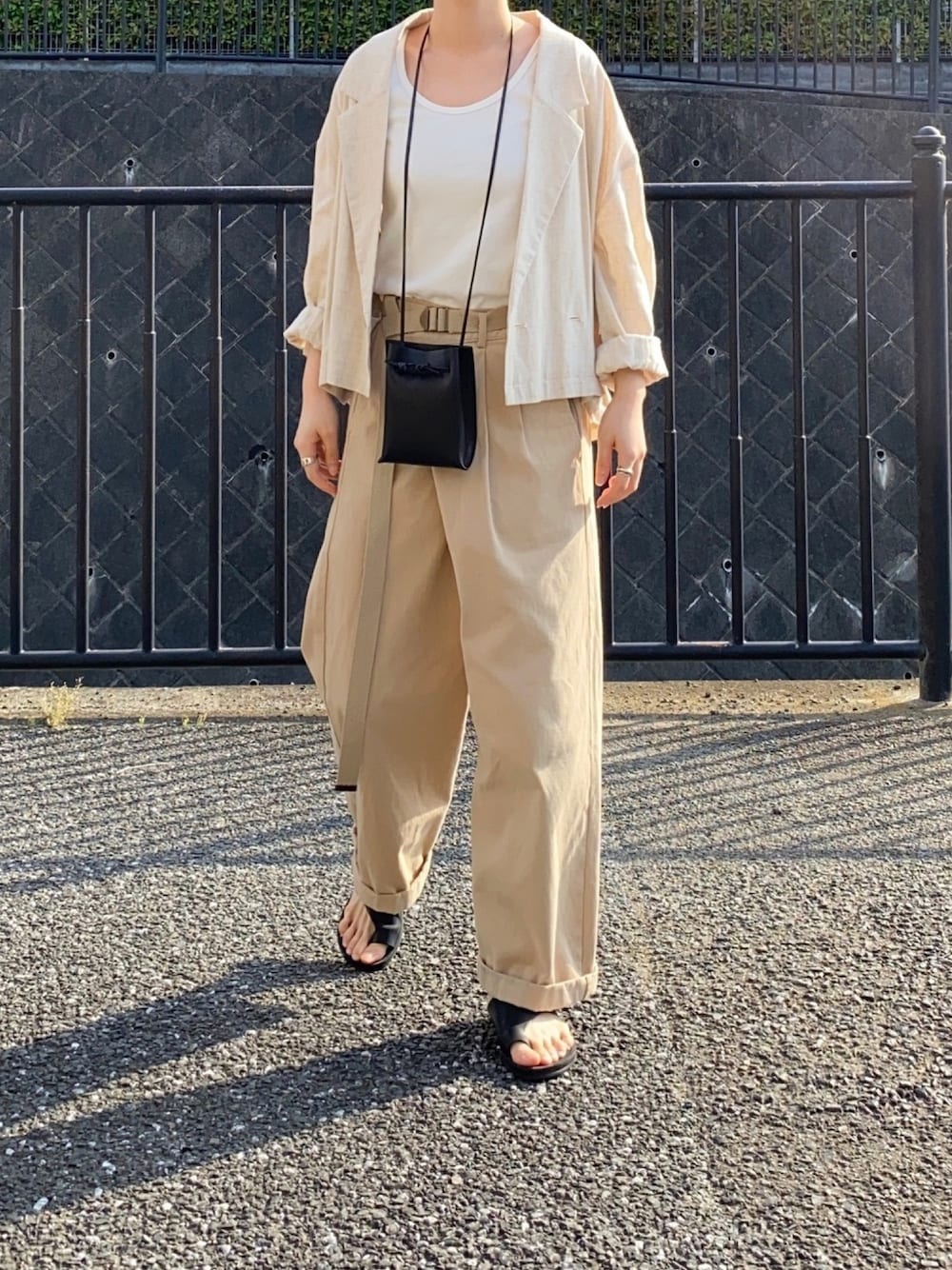 「ゆるコーデ、カジュアル、チノパン、ジャケット、ラフ、ベージュ、ootd」｜「MARROWの【MARROW(マロー)】ストリングポーチショルダーバッグ　MA-AC0103（ショルダーバッグ、ブラック系）」を使った、はすおさん（レディース・157cm）の冬コーディネートの1枚目の写真