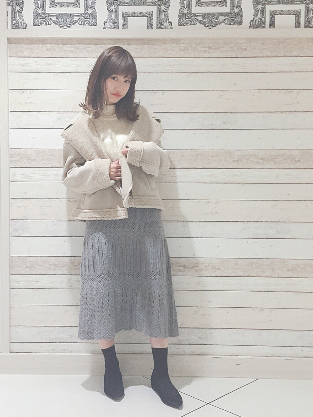 グレー系のジャケット/アウター、グレー系のスカート、ブラック系のパンプスを着用したレディースの秋コーディネートの1枚目の写真