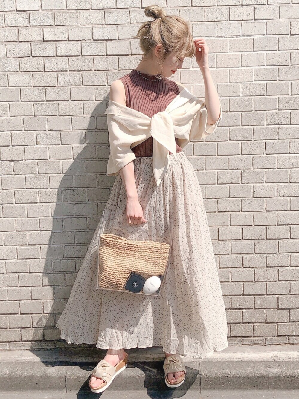 ホワイト系のシャツ/ブラウス、ブラウン系のニット/セーター、ホワイト系のスカートを着用したレディースの夏コーディネートの1枚目の写真