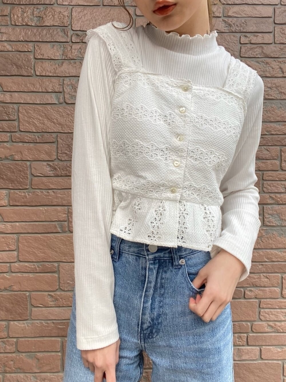 ホワイト系のTシャツ/カットソー、ブルー系のデニムパンツ、ベージュ系のその他を着用したレディースの春コーディネートの1枚目の写真