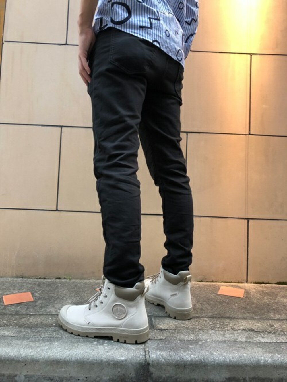 グレー系のブーツを着用したメンズの秋コーディネートの1枚目の写真