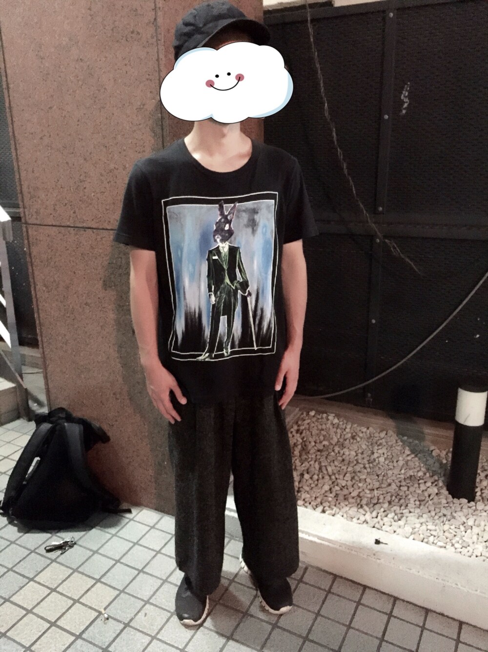 「夏コーデ、シンプル、カジュアル、ブラック、休日コーデ、おでかけ、Tシャツ、うさぎ、スニーカーコーデ、キレイめ」｜「nue-designのアイテム（Tシャツ/カットソー、ブラック系）」を使った、鵺さん（メンズ・168cm）の夏コーディネートの1枚目の写真