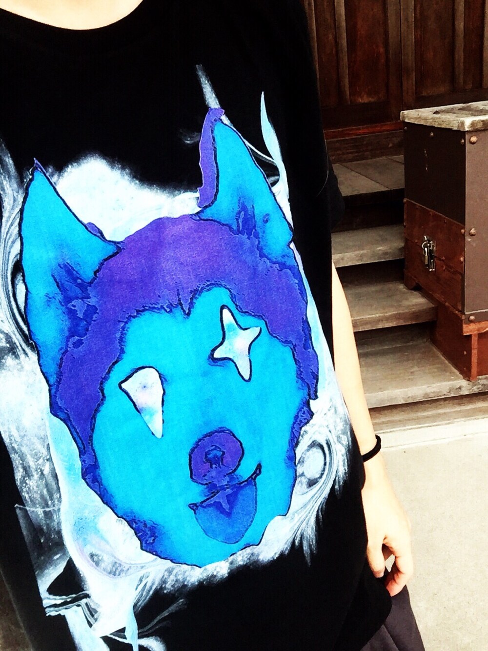 「休日スタイル、summer、ootd、ストリート、Tシャツ、犬、ラフ、おしゃれさんと繋がりたい、キレイめ、夏」｜「nue-designのアイテム（Tシャツ/カットソー、ブラック系）」を使った、鵺さん（メンズ・167cm）の夏コーディネートの1枚目の写真