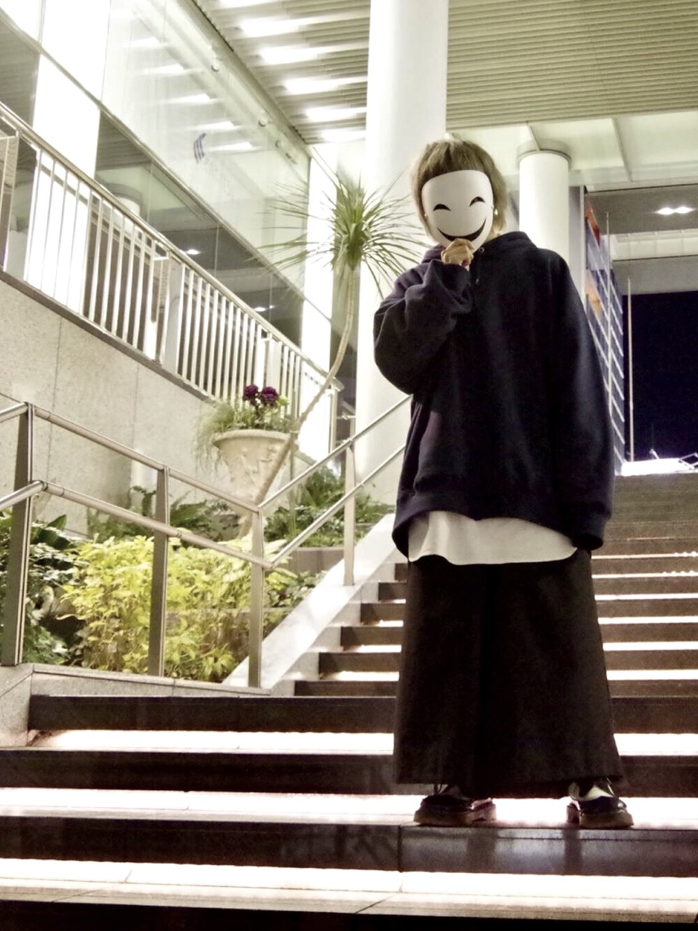 「冬コーデ、今日のコーデ、パーカー、fashion、ボリューム袖、ワイドパンツ、マーチン、ロングシャツ、ピアス」｜「no brandのアイテム（パンツ、ブラック系）」を使った、鵺さん（メンズ・167cm）の冬コーディネートの1枚目の写真