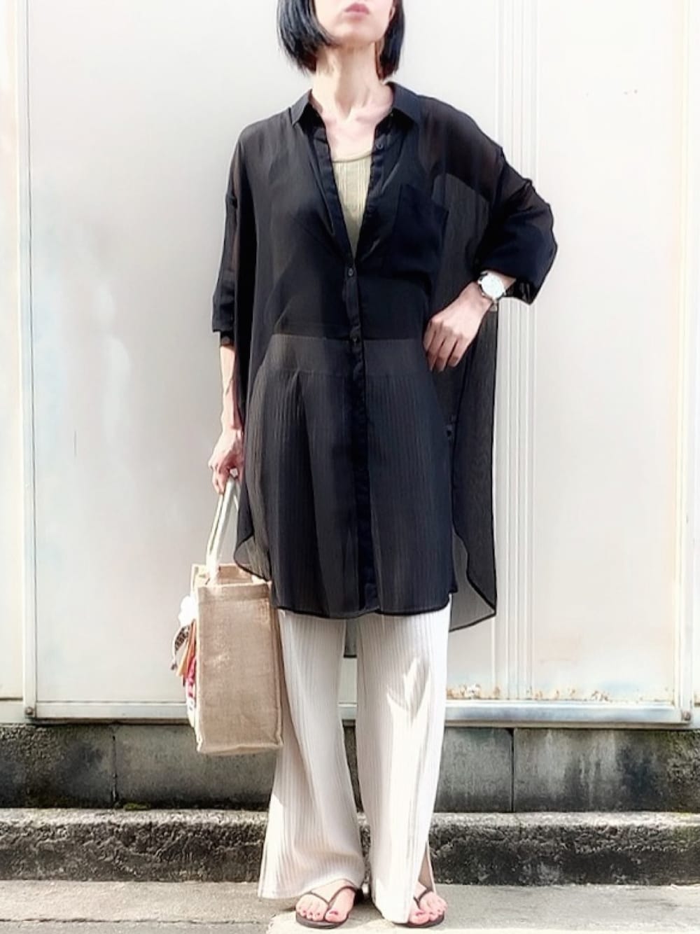 「リブパンツ、シアーシャツ、シースルー、オーバーサイズ、ビッグシルエット、モノトーン、タンクトップ、ユニクロ、GU、ビーチサンダル」｜「GUのシアーロングシャツ（シャツ/ブラウス、ブラック系）」を使った、YOSHIDAさん（レディース・169cm）の夏コーディネートの1枚目の写真