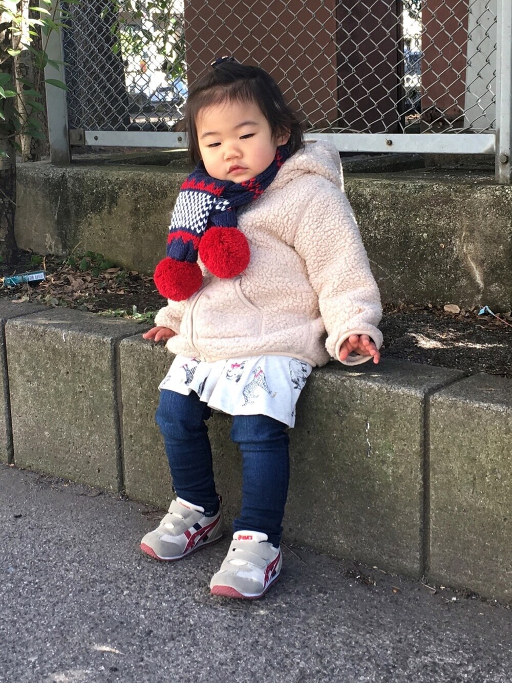 「90cm、ベビーコーデ、スニーカー、ヘリーハンセン、でこ出し」｜「UNIQLOのアイテム（ジャケット/アウター、ベージュ系）」を使った、omochiさん（レディース・156cm）の冬コーディネートの1枚目の写真