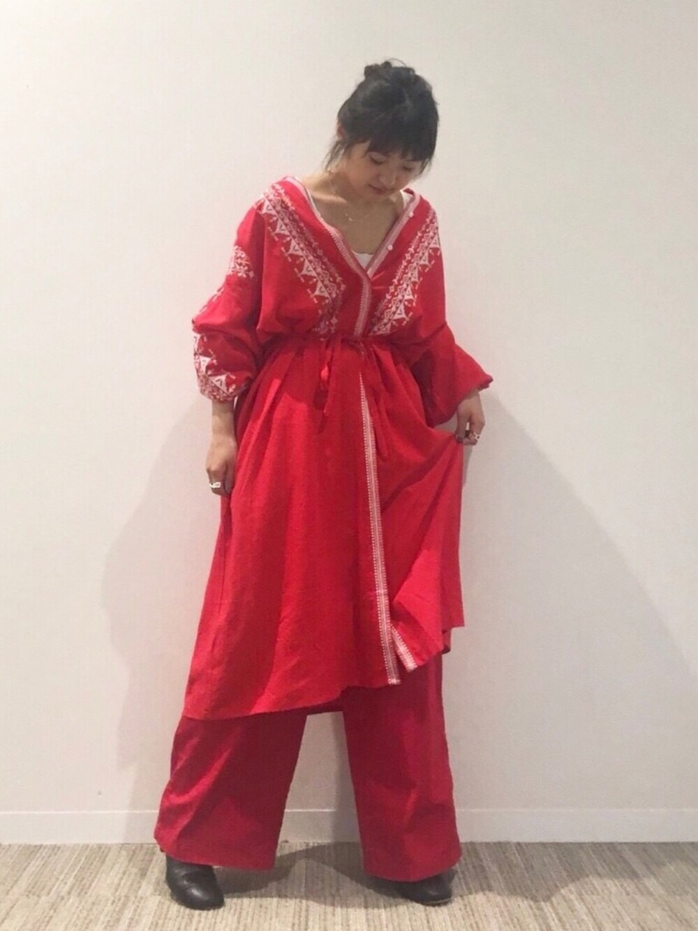 「春コーデ、ワイドパンツ、ワンピース、赤、刺繍、ciaopanic、JANESMITH、レイヤードスタイル」｜「CIAOPANICのクロスステッチラグランワンピース（ワンピース、レッド系）」を使った、msdaskさん（レディース・155cm）の春コーディネートの1枚目の写真