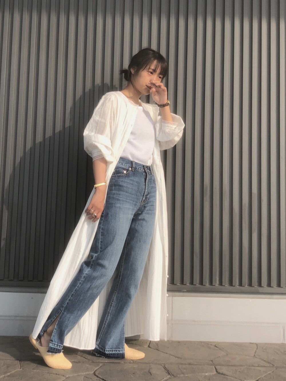 「春コーデ、シンプルコーデ、きれいめカジュアル、デニムパンツ、サンダル、ワンピース、ガウン、ciaopanic、miller」｜「CIAOPANICの裾スリット入りストレートデニム（デニムパンツ、ブルー系）」を使った、msdaskさん（レディース・155cm）の春コーディネートの1枚目の写真