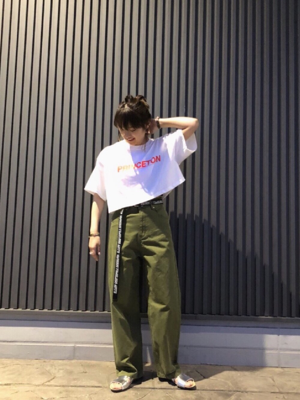 「カジュアルコーデ、白Tシャツ、ワイドデニム、アイラブメンズライク、ロゴT、カーキ、シルバーシューズ、ラフ、春コーデ、メンズライク」｜「various timeless artsのアイテム（Tシャツ/カットソー、レッド系）」を使った、msdaskさん（レディース・155cm）の春コーディネートの1枚目の写真