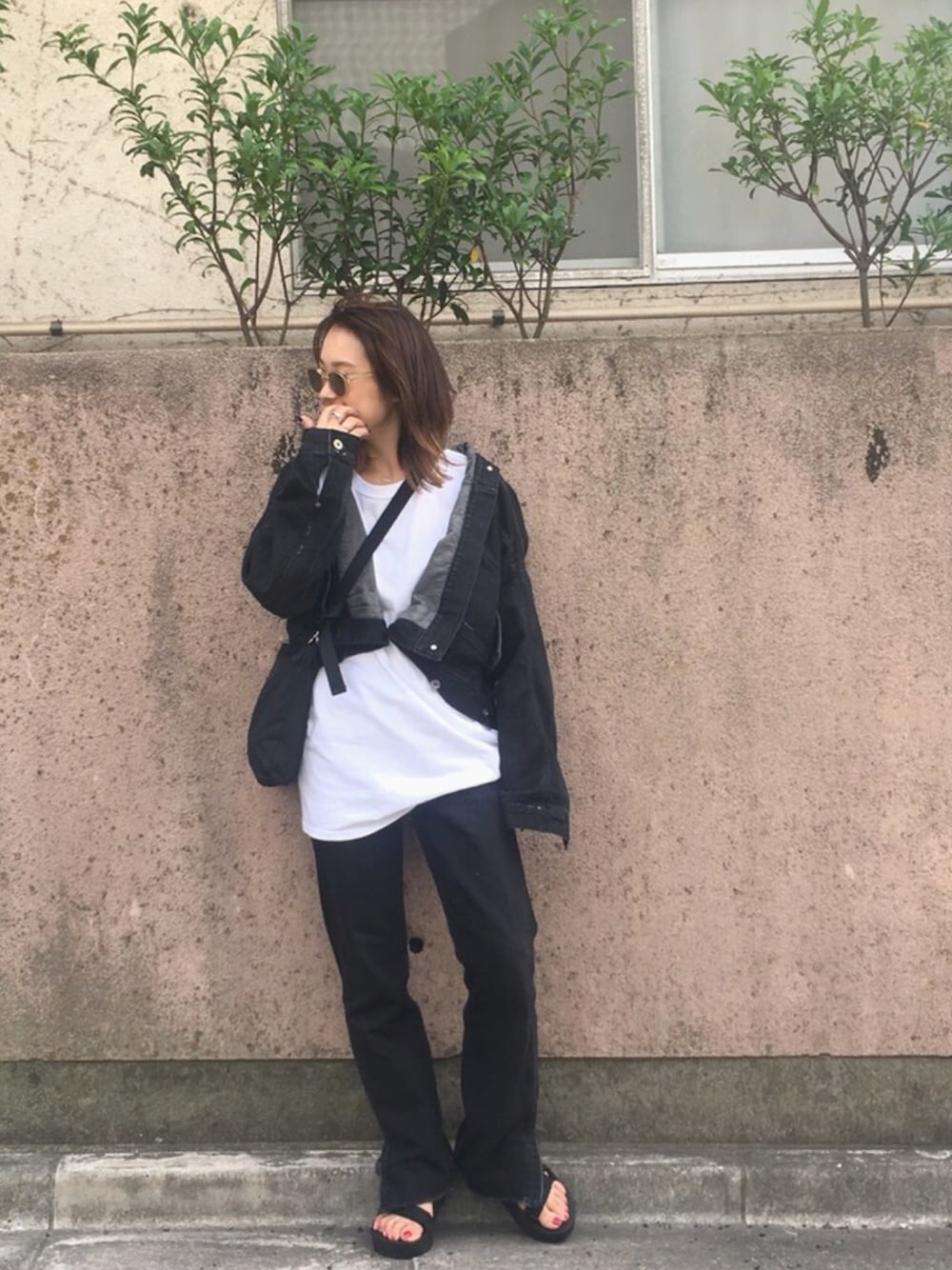 「ゆるコーデ、カジュアル、黒、デニムパンツ、teva、ciaopanic、休日スタイル」｜「CIAOPANICのビッグシルエットGジャン（デニムジャケット、ブラック系）」を使った、msdaskさん（レディース・155cm）の春コーディネートの1枚目の写真
