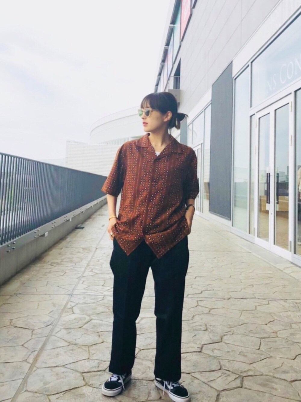 「Dickies、VANS、柄シャツ、アイラブメンズライク、ciaopanic、サングラス、ラフ」｜「CIAOPANICのストライプ総柄シャツ（シャツ/ブラウス、イエロー系）」を使った、msdaskさん（レディース・155cm）の春コーディネートの1枚目の写真