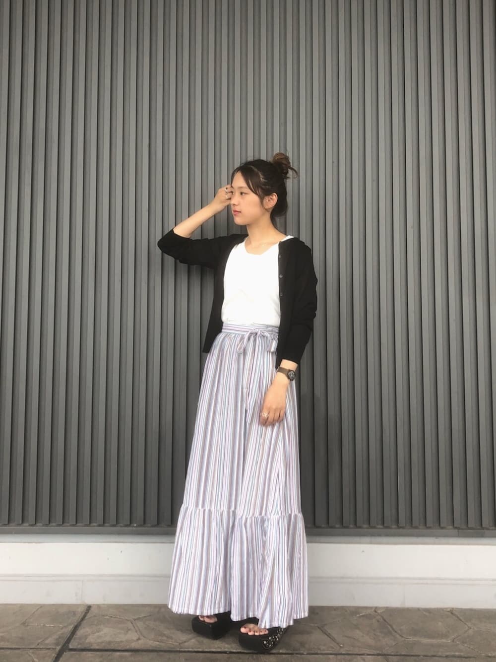 「きれいめカジュアル、スカート、ootd、ストライプ、ciaopanic、カーディガン」｜「CIAOPANICの【UVカット+接触冷感】機能性カーディガン（カーディガン/ボレロ、ブラック系）」を使った、msdaskさん（レディース・155cm）の夏コーディネートの1枚目の写真