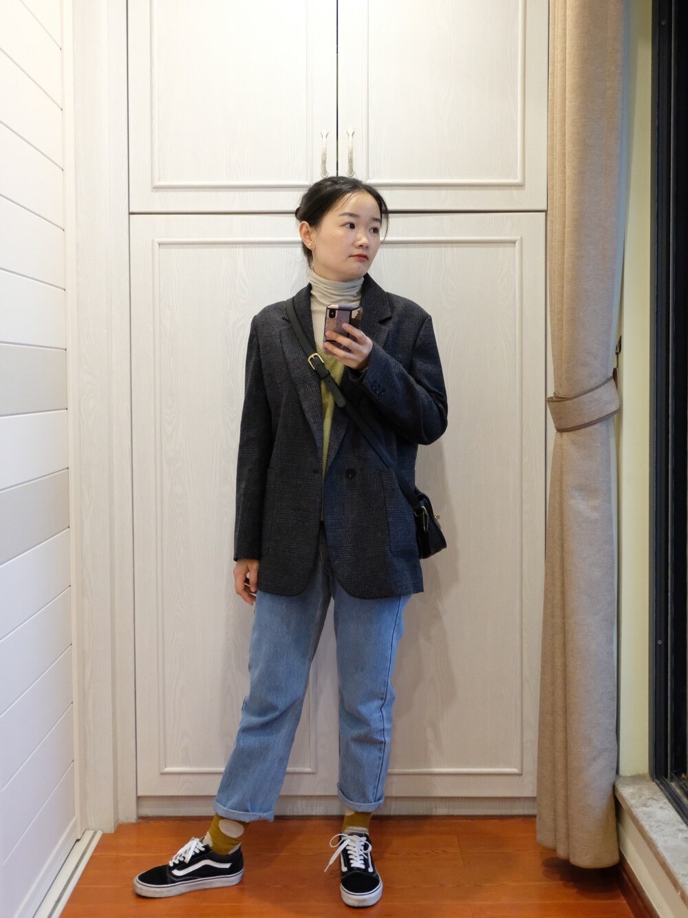 「VANSのアイテム（スニーカー、ブラック系）」を使った、ciciさん（レディース・162cm）の秋コーディネートの1枚目の写真