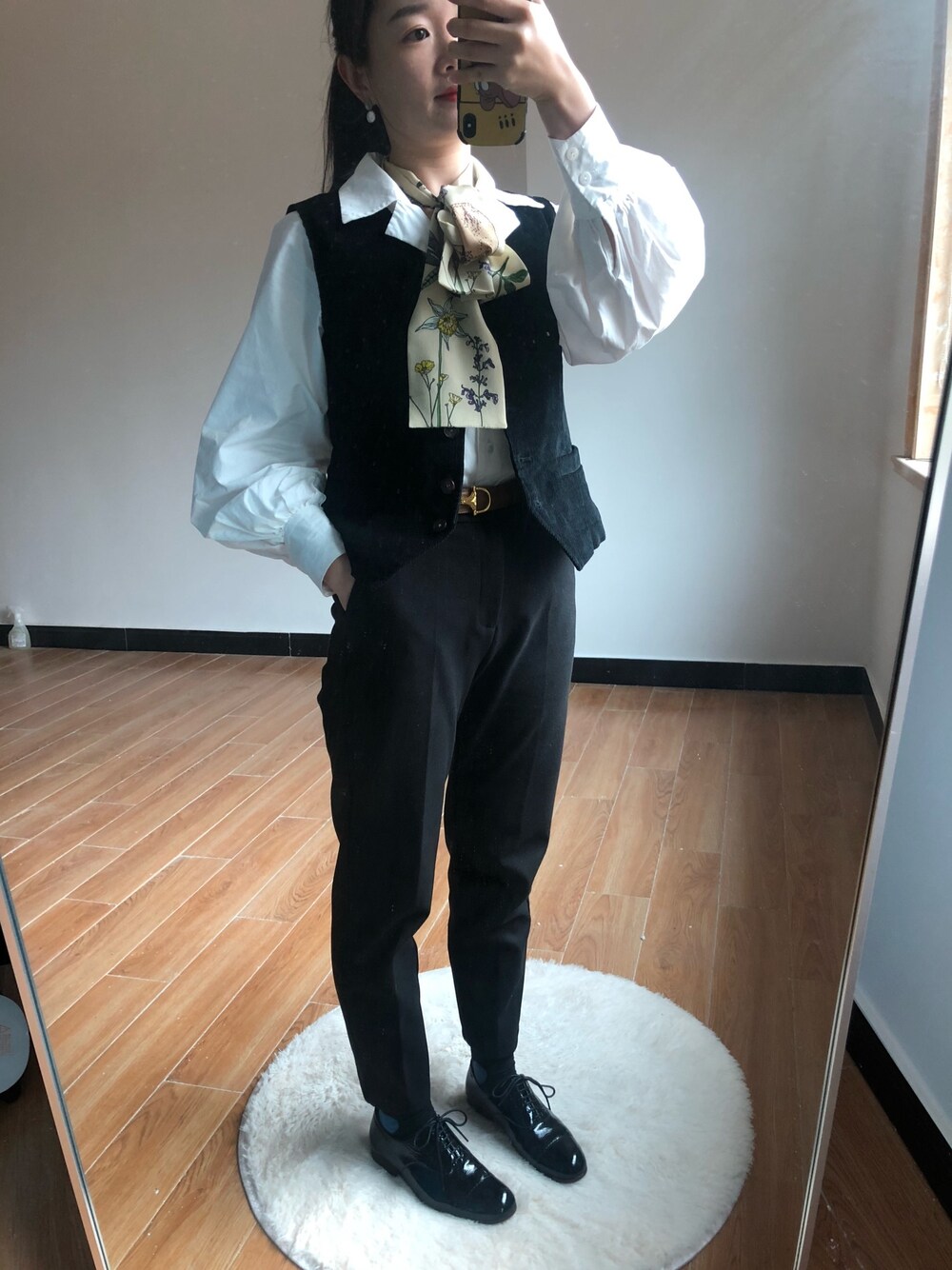「三日一市のアイテム（ベスト、ブラック系）」を使った、ciciさん（レディース・162cm）の冬コーディネートの1枚目の写真