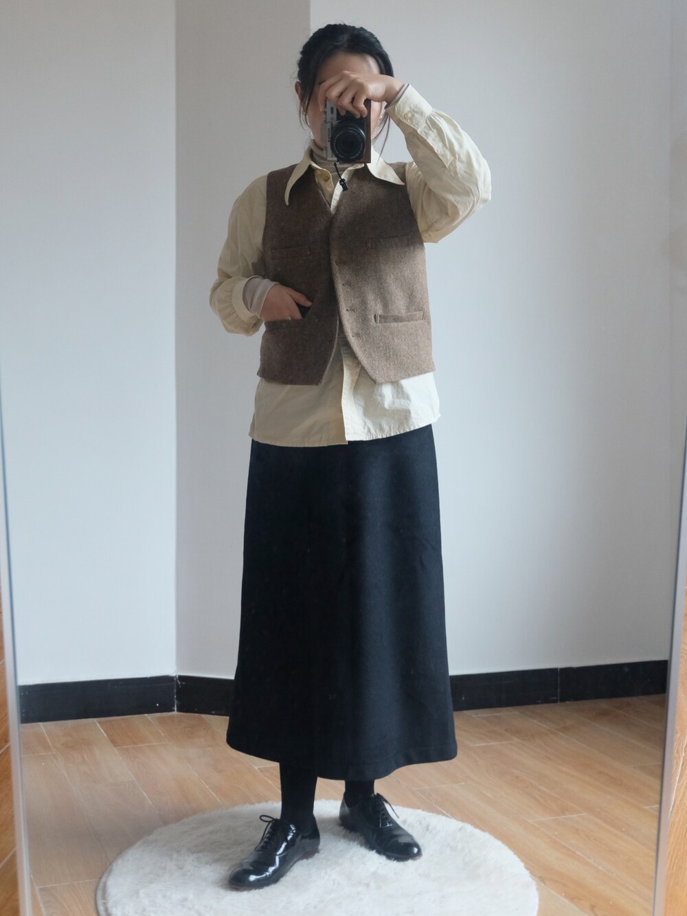「seesのアイテム（ベスト、ブラウン系）」を使った、ciciさん（レディース・162cm）の春コーディネートの1枚目の写真