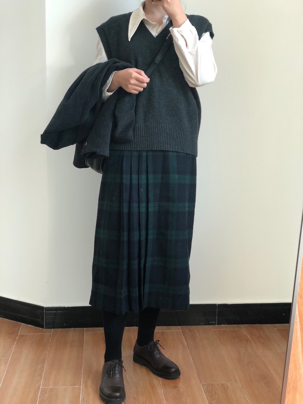 「ineyesのアイテム（ドレスシューズ、ブラウン系）」を使った、ciciさん（レディース・162cm）の春コーディネートの1枚目の写真