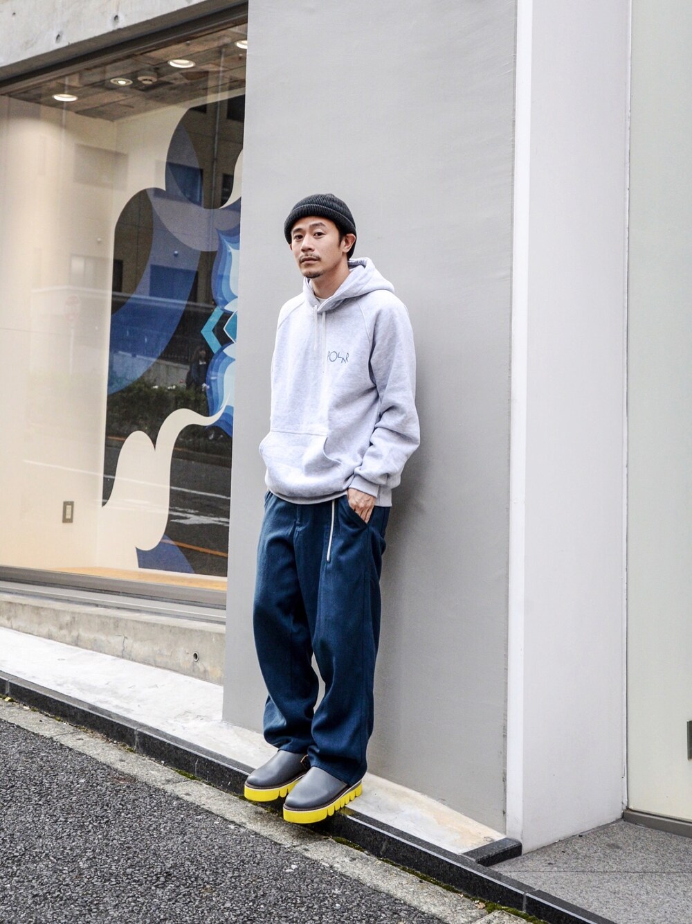 グレー系のパーカー、ブルー系のその他パンツ、グレー系のスリッポンを着用したメンズの秋コーディネートの1枚目の写真