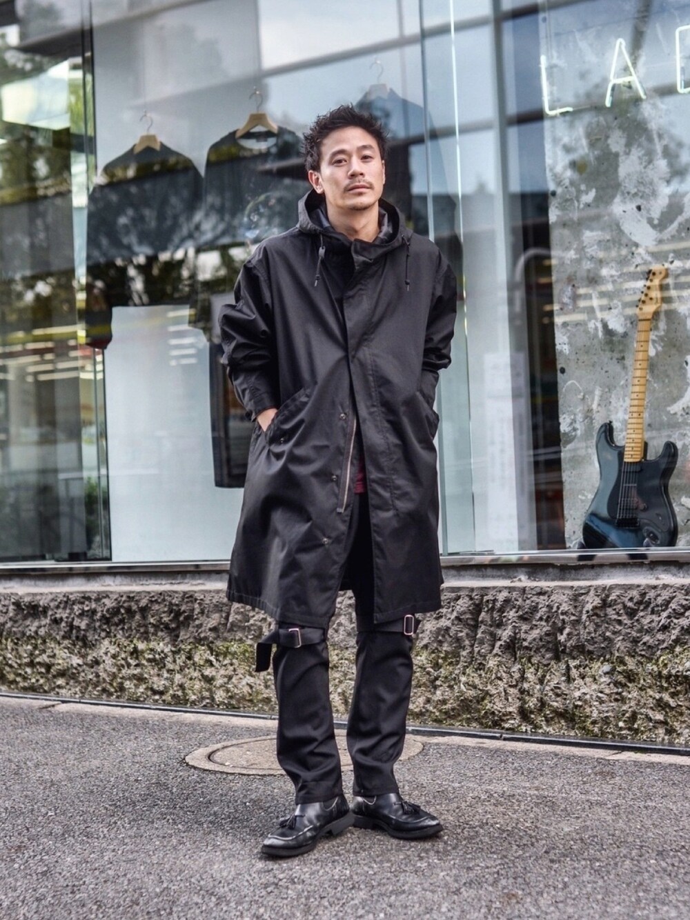 「カジュアルコーデ、秋冬コーデ、大人コーデ、ブラック、UNIQLO、モッズコート、ボンテージパンツ、モノトーン、ブーツ、スタッフセンバツ」｜「UNIQLOのアイテム（モッズコート、ブラック系）」を使った、ICCHOさん（メンズ・170cm）の冬コーディネートの1枚目の写真