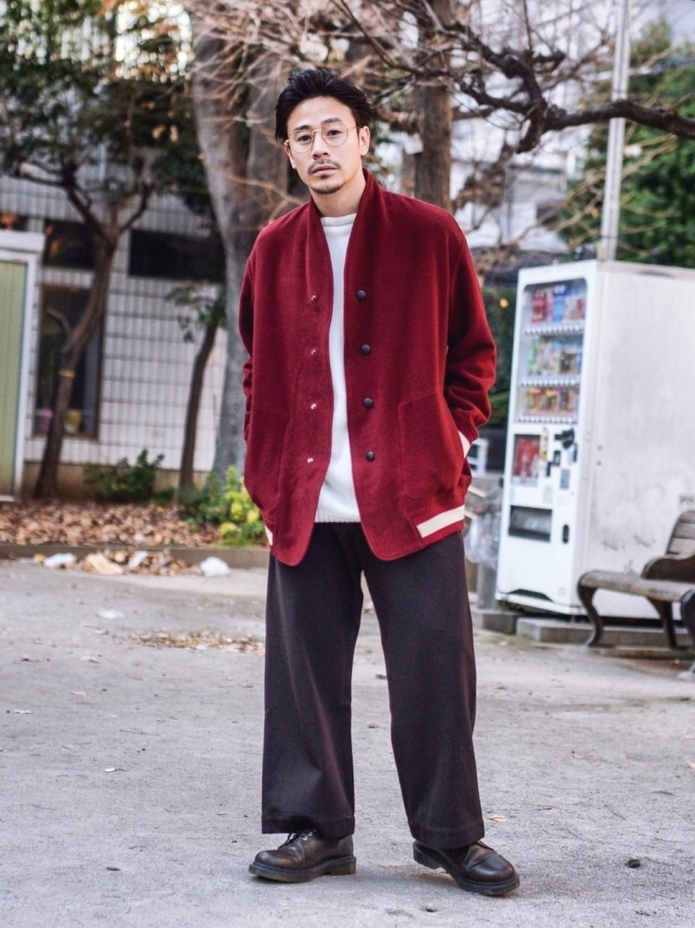 レッド系のスタジャン、ブラウン系のその他パンツ、ブラウン系のシューズを着用したメンズの冬コーディネートの1枚目の写真