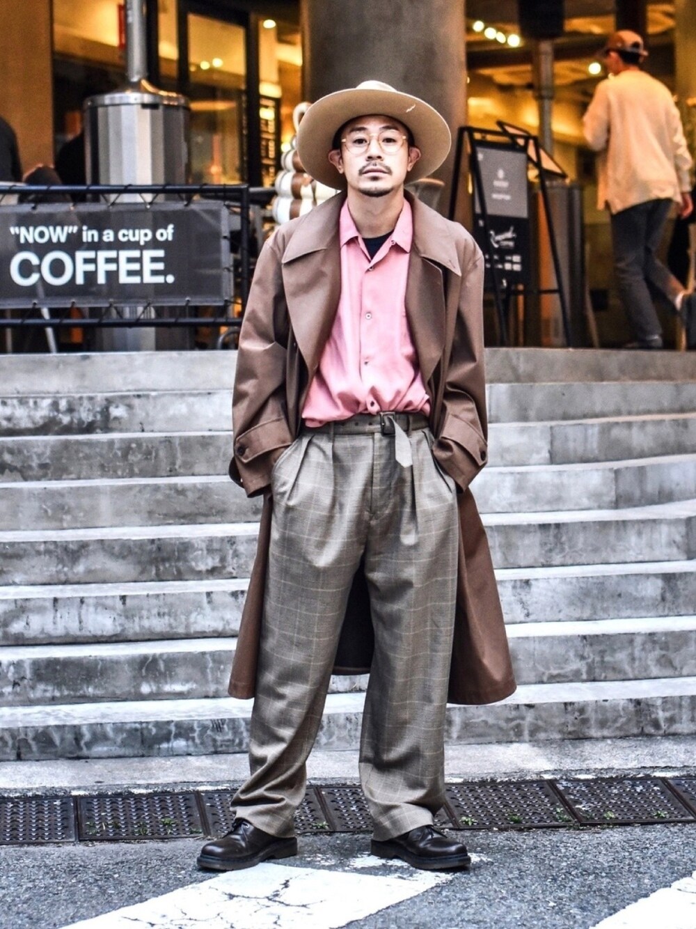 「パステル映える春、大人カジュアル、ビッグシルエット、春、大人コーデ、UNIQLO、デート、ドクターマーチン、スプリングコート、タックイン」｜「UNIQLOのアイテム（トレンチコート、ブラウン系）」を使った、ICCHOさん（メンズ・170cm）の春コーディネートの1枚目の写真