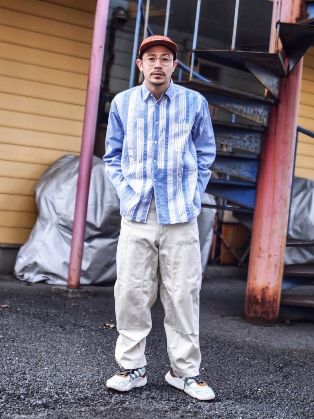 ブルー系のシャツ/ブラウス、ホワイト系のその他パンツ、グレー系のスニーカーを着用したメンズの春コーディネートの1枚目の写真
