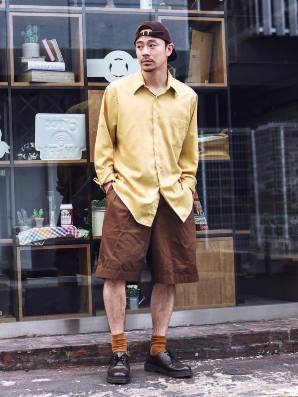 ブラウン系のその他パンツ、ブラウン系のブーツ、イエロー系のシャツ/ブラウスを着用したメンズの春コーディネートの1枚目の写真