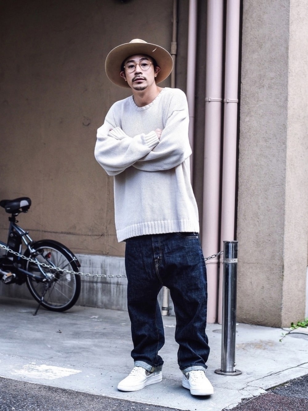 「ラフ、ホワイト、ワイドパンツ、ハット、古着MIX、デニムパンツ、サルエルパンツ、ゆるコーデ、春コーデ、オーバーサイズ」｜「GAPのアイテム（ニット/セーター、ホワイト系）」を使った、ICCHOさん（メンズ・170cm）の夏コーディネートの1枚目の写真