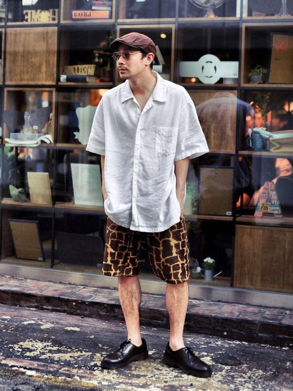 ホワイト系のシャツ/ブラウス、イエロー系のパンツ、ブラウン系のブーツを着用したメンズの夏コーディネートの1枚目の写真