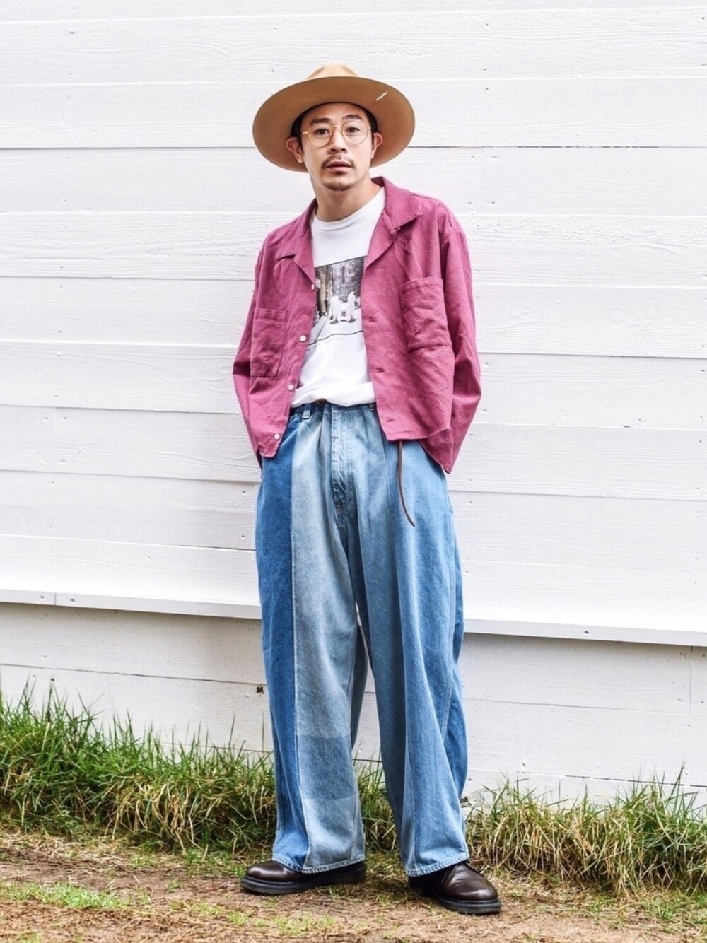 「シャツ、デニム、ハット、ビックシルエット、ゆるコーデ、夏、ワイドパンツ、タックイン、デニムパンツ、シャツ好き集まれ」｜「URUのアイテム（シャツ/ブラウス、レッド系）」を使った、ICCHOさん（メンズ・170cm）の夏コーディネートの1枚目の写真