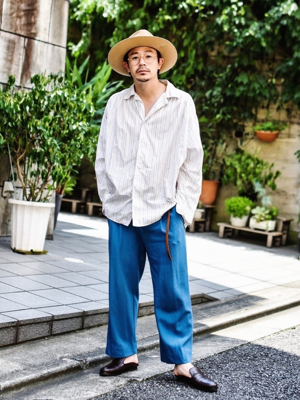 「ホワイトコーデ、リラックススタイル、ビッグシルエット、きれいめカジュアル、夏コーデ、大人コーデ、ワイドパンツ、ブルー、ミュール、メガネ男子」｜「AiEのアイテム（シャツ/ブラウス、ホワイト系）」を使った、ICCHOさん（メンズ・170cm）の夏コーディネートの1枚目の写真