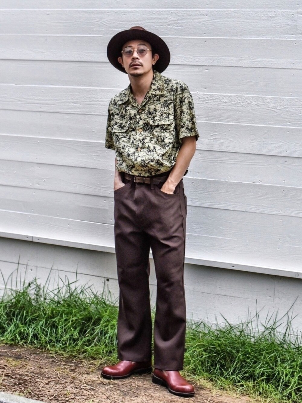 「フレアパンツ、オープンカラーシャツ、ハット、ブラウン、サングラス、大人カジュアル、休日スタイル、柄シャツ、ラフ、タックイン」｜「MOUNTAIN RESEARCHのアイテム（シャツ/ブラウス、グリーン系）」を使った、ICCHOさん（メンズ・170cm）の夏コーディネートの1枚目の写真
