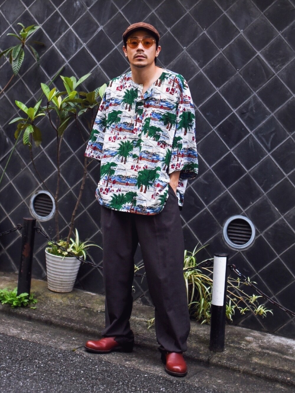 「柄シャツ、ワイドパンツ、サングラス、ビッグシルエット、リラックススタイル、スラックス、休日スタイル」｜「古着のアイテム（シャツ/ブラウス、グリーン系）」を使った、ICCHOさん（メンズ・170cm）の夏コーディネートの1枚目の写真