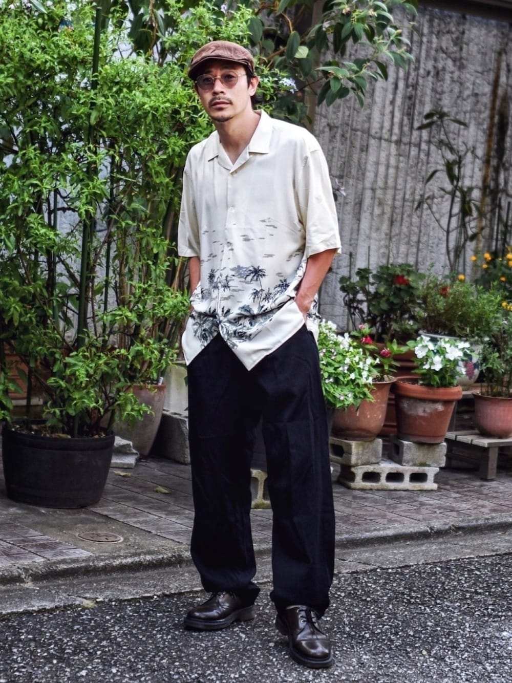 ホワイト系のシャツ/ブラウス、ブラウン系のブーツ、ブラック系のスラックスを着用したメンズの夏コーディネートの1枚目の写真