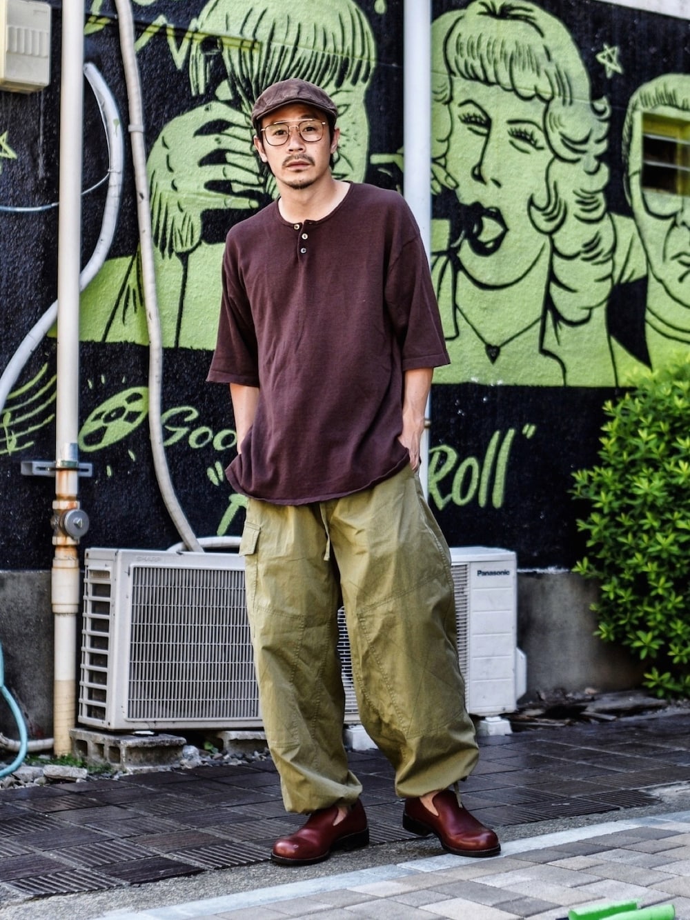 「大人コーデ、ゆるコーデ、カジュアル、ブラウン、カーゴパンツ、ヘンリーネック、メガネ男子」｜「JOURNAL STANDARD J.S HOMESTEADのアイテム（カーゴパンツ、グリーン系）」を使った、ICCHOさん（メンズ・170cm）の夏コーディネートの1枚目の写真